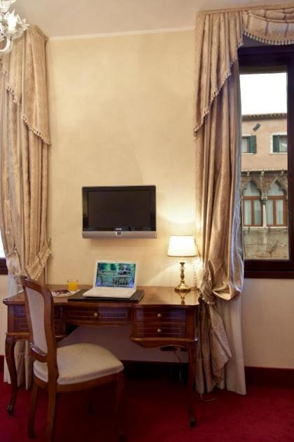 Hotel Al Ponte Dei Sospiri - image 4