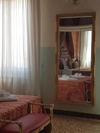 Friendly Venice Suites - image 20