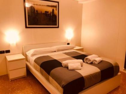 Venice and Venice Apartments - private rooms in shared apartment - image 8