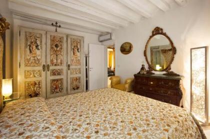 Casa Fortuny Luxury Apartment - image 9