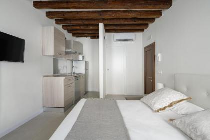 Accademia Charm Apartments - image 9