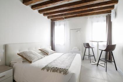 Accademia Charm Apartments - image 15