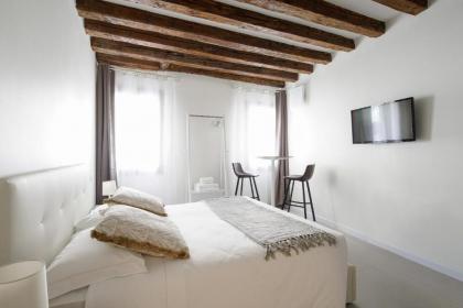 Accademia Charm Apartments - image 17