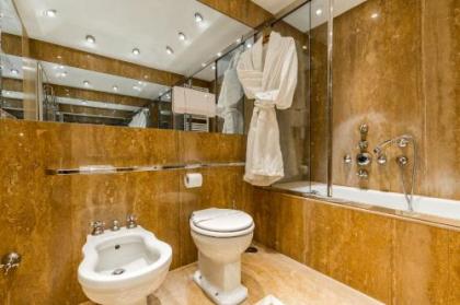 Very central apartment in historical 1600 Palace with lift within a few min walk from San Marco Square - image 7