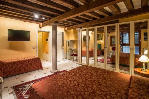 Sant'Angelo - Fenice Apartments in Venice - image 2