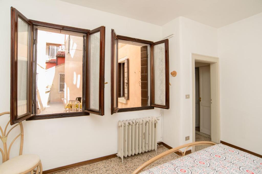 Lustraferi Apartment - image 6