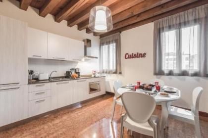 Ca' del Monastero 6 Collection Chic Apartment for 4 Guests with Lift - image 2