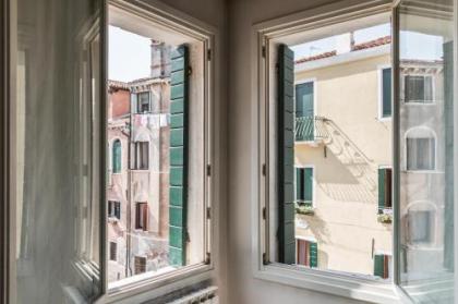 7 WINDOWS ON VENICE - image 14