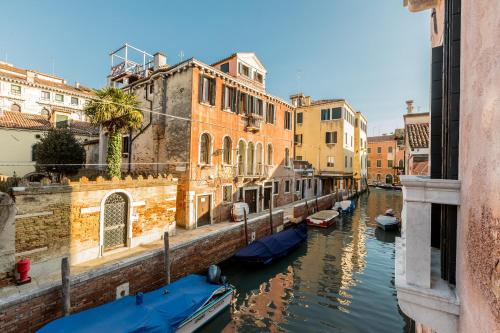 Sartor Apartment with Canal View and Private Court - image 3