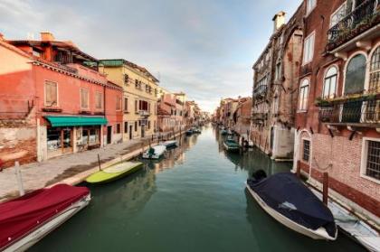 Cannaregio suite with garden - image 2