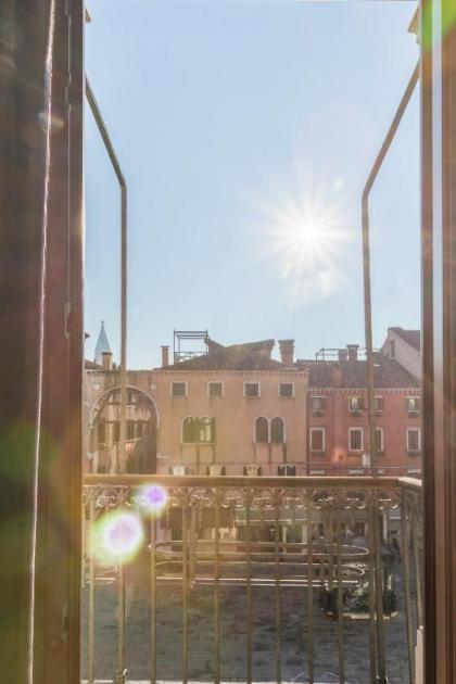 Rialto Canal View With Terrace and Balcony by Wonderful Italy - image 14