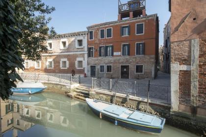 Apartments in San Marco with Canal View by Wonderful Italy - image 3