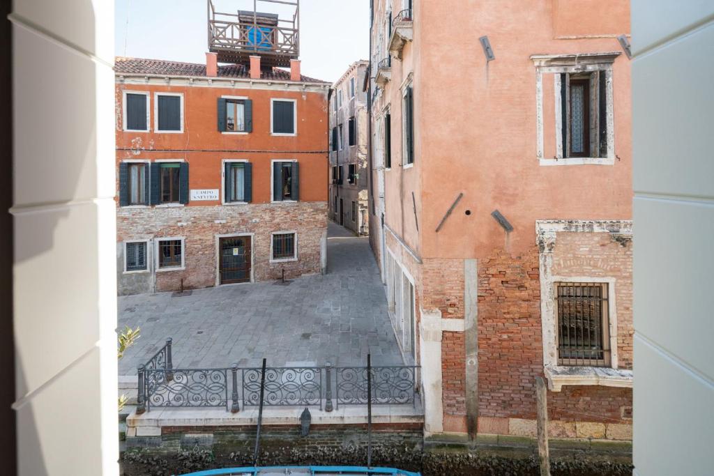 Apartments in San Marco with Canal View by Wonderful Italy - image 5