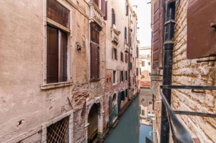 Fenice Backstage over Canal - image 8