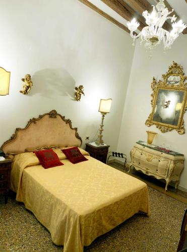 Luxury Venetian Rooms - image 7