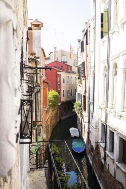 Rialto Corte dei Sansoni canal view - image 16