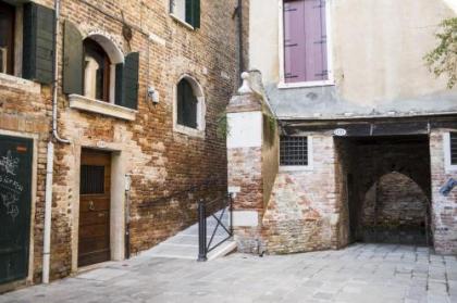 Rialto Corte dei Sansoni canal view - image 4