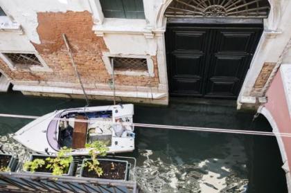 Rialto Corte dei Sansoni canal view - image 5