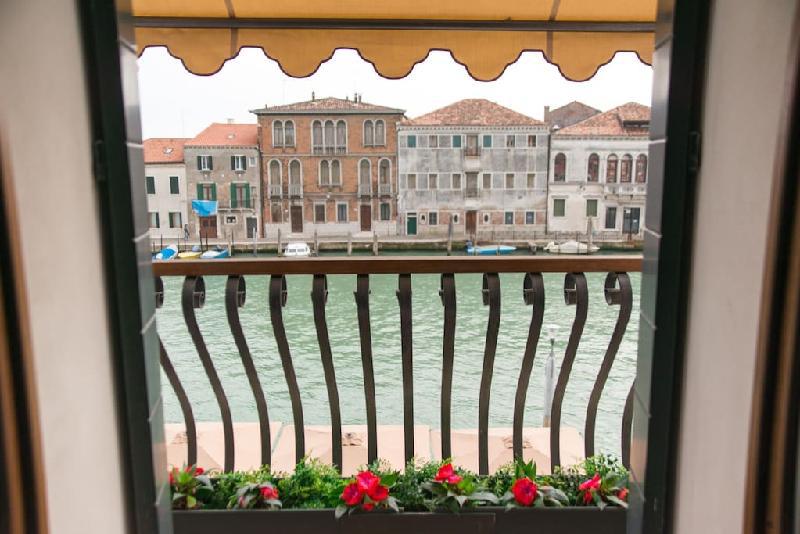 AMETISTA Suite with panoramic Canal view - main image