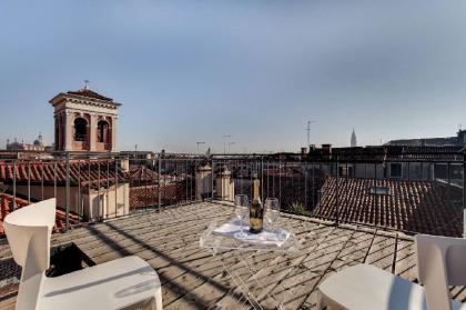 VENICE SKYLINE VIEW STUDIO APARTMENT - image 16