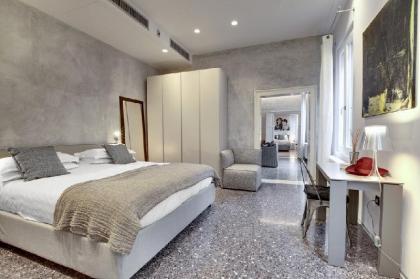 STUNNING MODERN APARTMENT IN THE HEART OF VENICE - image 2