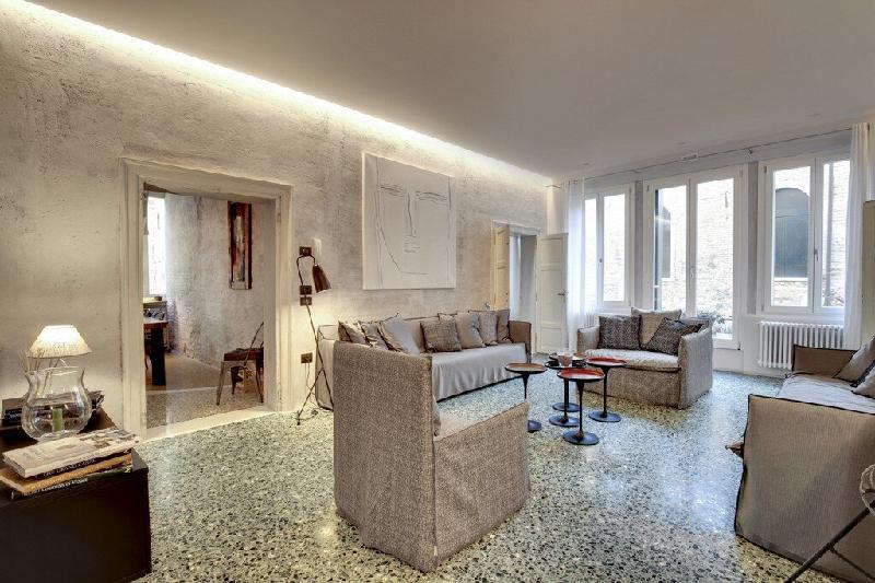 STUNNING MODERN APARTMENT IN THE HEART OF VENICE - image 6