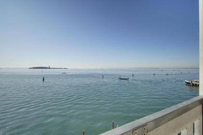 Wonderful view over Venetian Lagoon - image 9