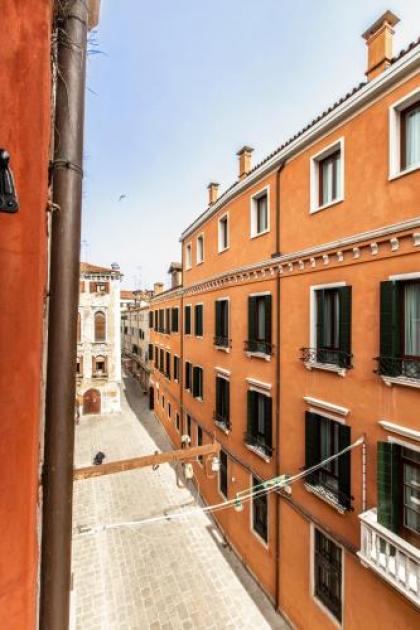 Charming Apartment on the Grand Canal R&R - image 11