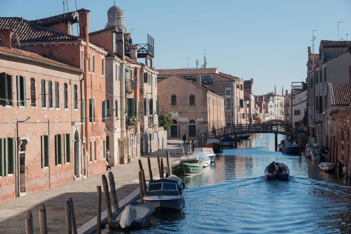 ART PAINTING apartment with canal view - main image