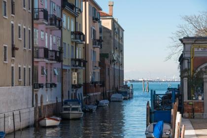 ART PAINTING apartment with canal view - image 6