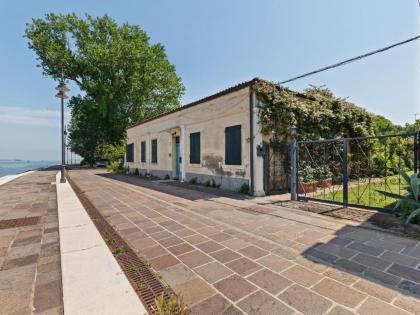 Scenic Villa in Lido di Venezia with Garden - image 2