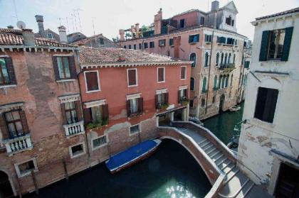 CA ZULIAN a breathtaking canal view AC and WiFi - image 8