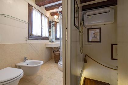 Gondola Luxury - Campo Santi Filippo e Giacomo - image 20