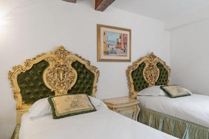 Gondola Luxury - Campo Santi Filippo e Giacomo - image 7