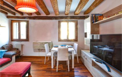 Nice apartment in Venezia with 2 Bedrooms and WiFi - image 12