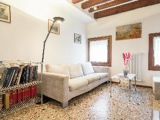 Appealing Apartment in Venice with Sitting Room - image 2