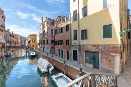 Ca' Cappello Venice Apartment 1 with Canal View - image 16