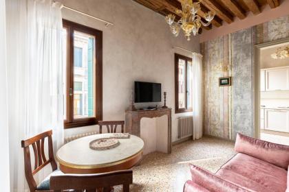 Ca' Cappello Venice Apartment 1 with Canal View - image 3