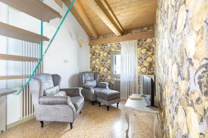 Ca' Cappello Venice Apartment 2 with Canal View - image 13