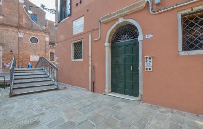 Stunning apartment in Venezia with 2 Bedrooms and WiFi - image 2