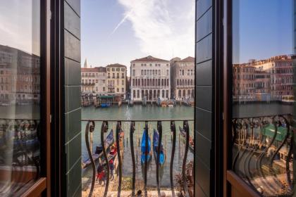 Design Apartment with Balcony on the Grand Canal R&R Venice 