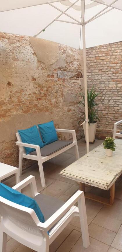 Venice Apartment with Private Courtyard - image 16