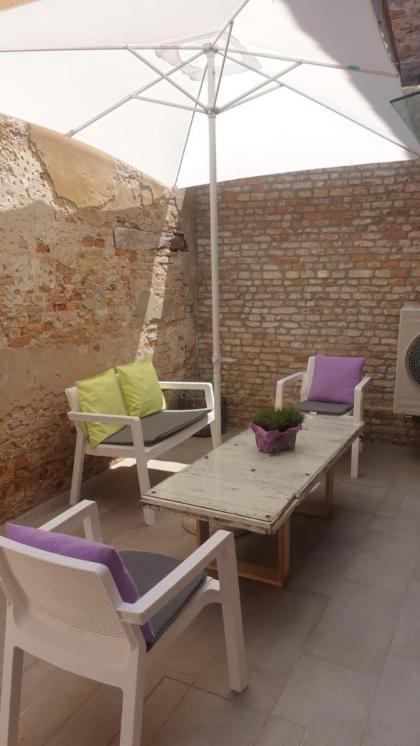 Venice Apartment with Private Courtyard - image 18