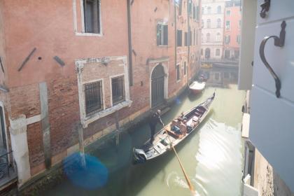 Apartments in San Marco with Canal View by Wonderful Italy - image 14