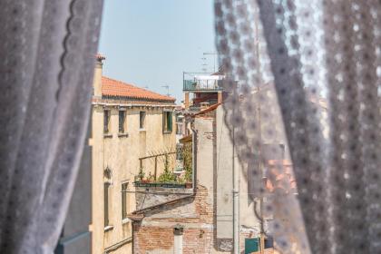 Colombina House close to the Train Station - image 12