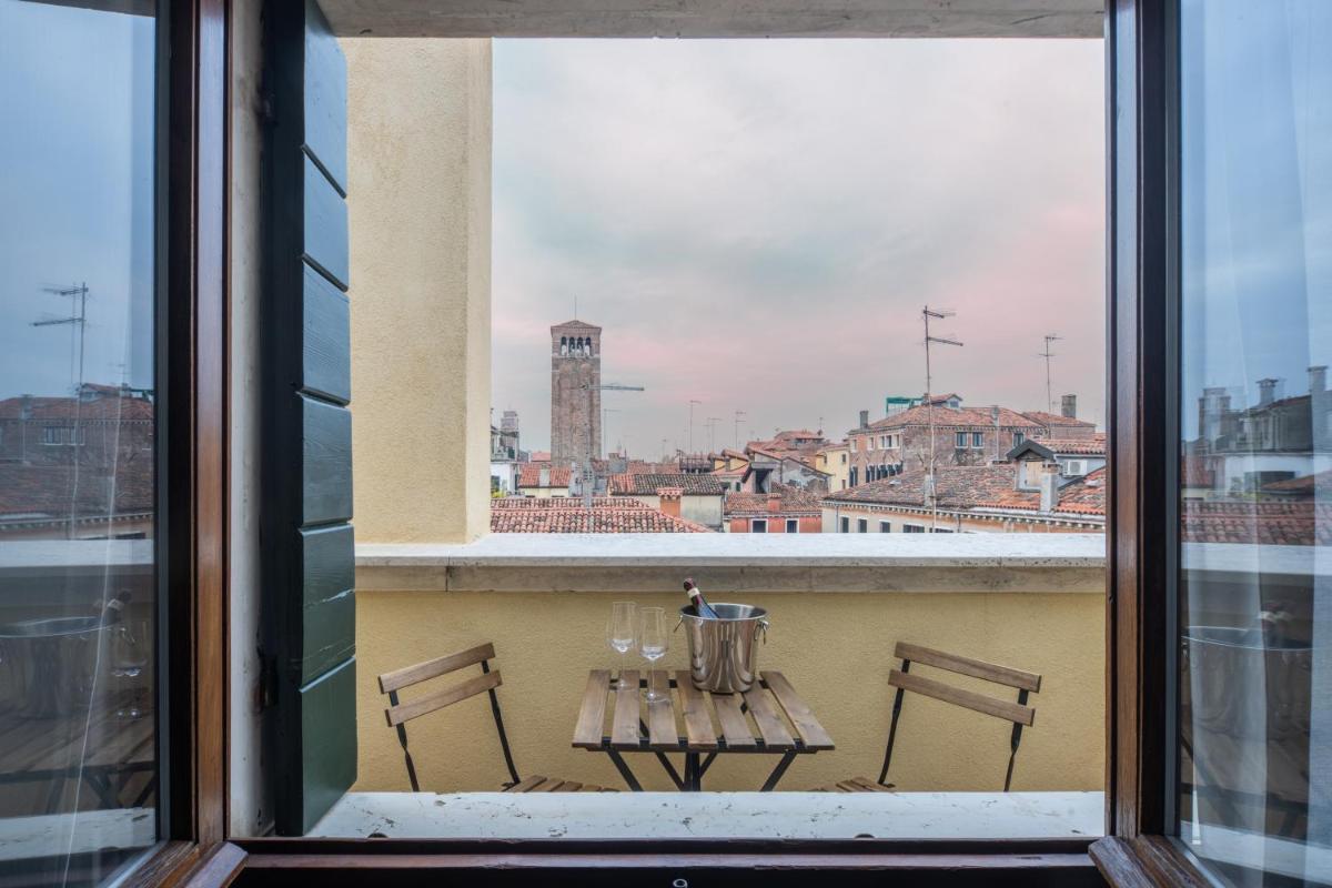 Bright Apartment On Venetian Roofs R&R - main image