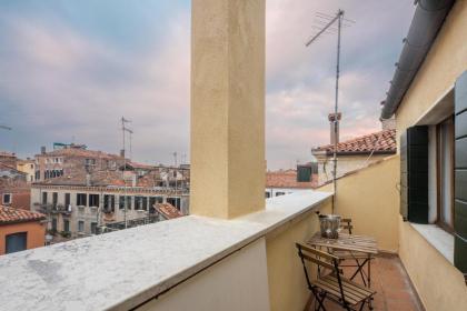 Bright Apartment On Venetian Roofs R&R - image 4