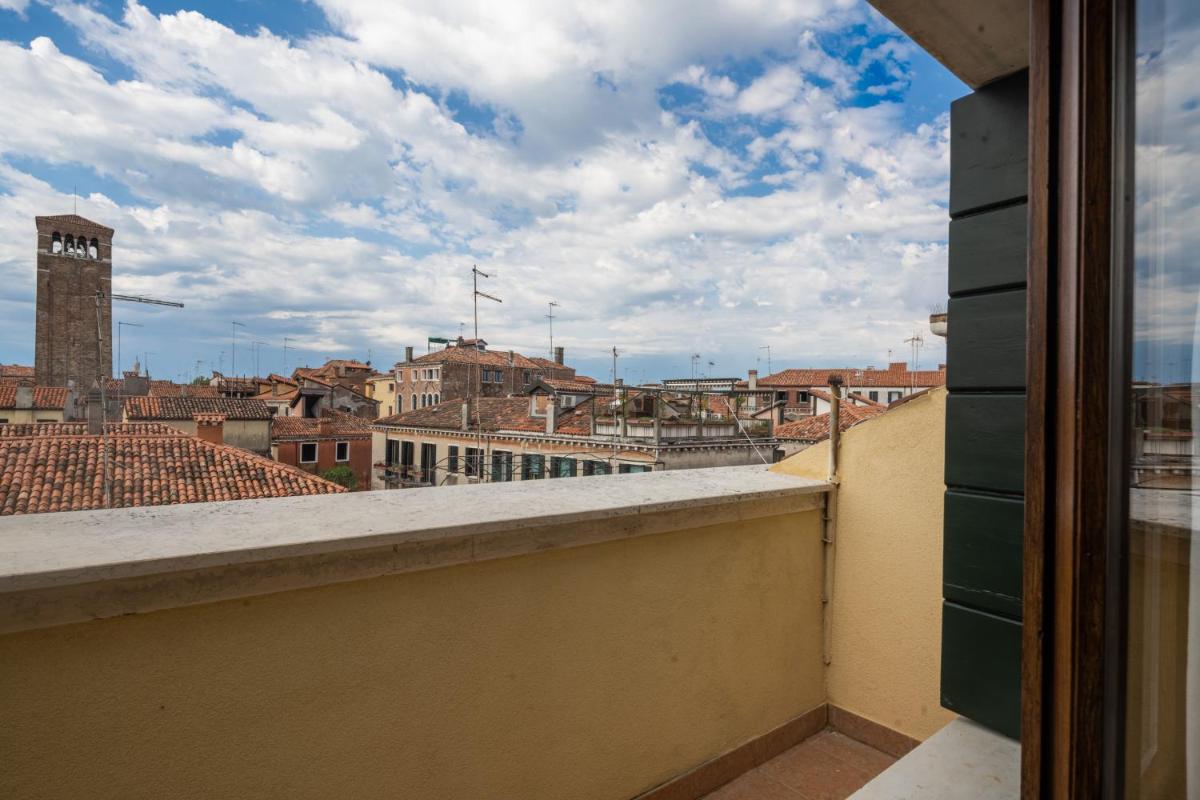 Bright Apartment On Venetian Roofs R&R - image 7