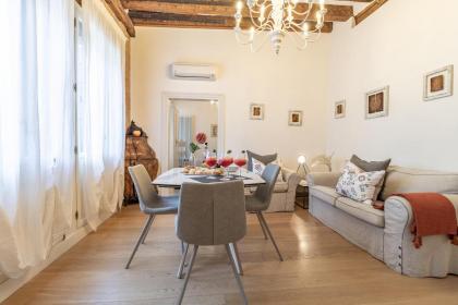 Italian Experience-Riva degli Schiavoni Boutique Apartment - image 16