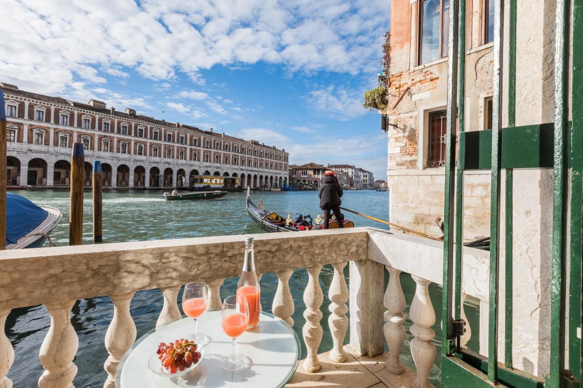 Ca' Giulia Grand Canal view next to Rialto Bridge - main image